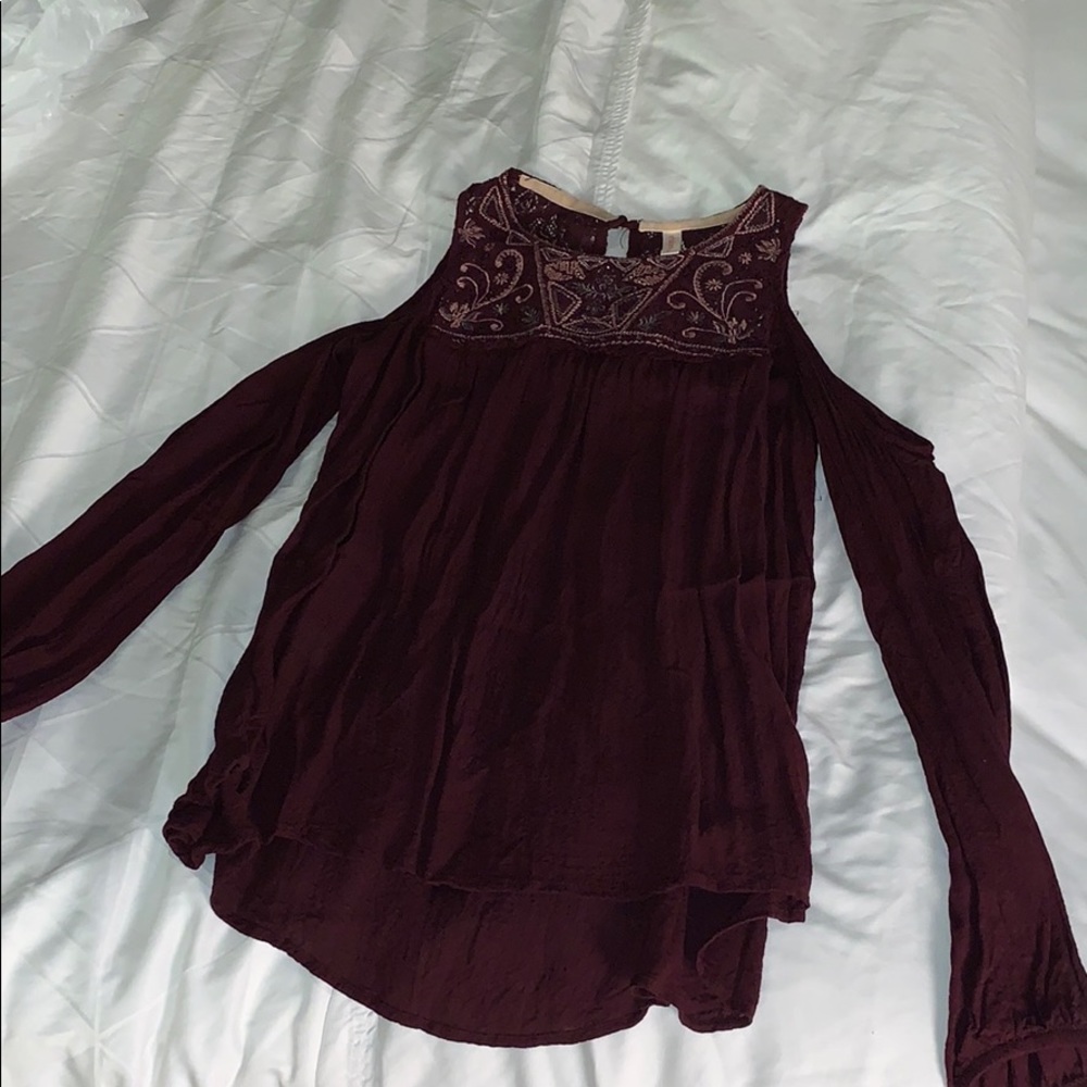S Xhilaration long sleeve, slit shoulder maroon